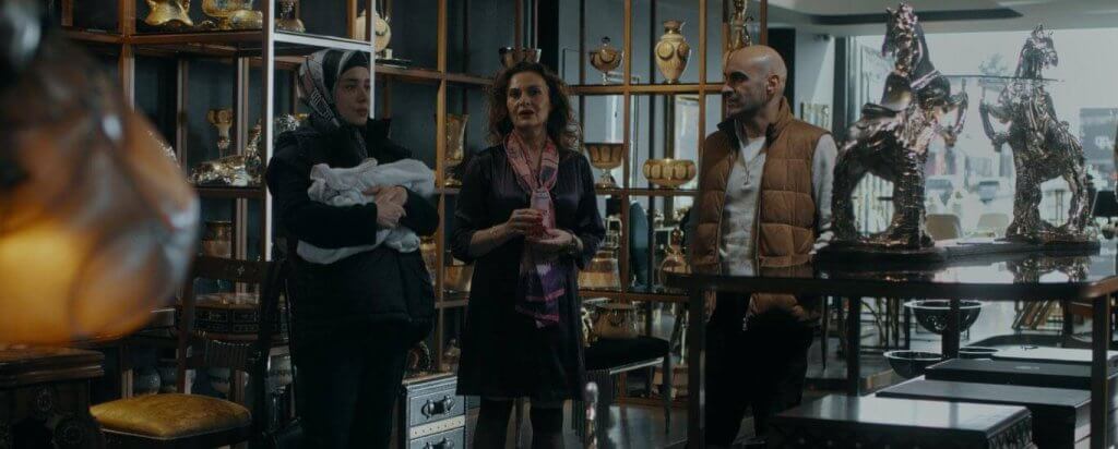 Cam Sehpa: Can Evrenol Karanlığında Gergin Bir Türk Ailesi