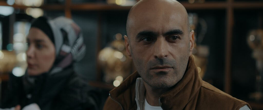 Cam Sehpa: Can Evrenol Karanlığında Gergin Bir Türk Ailesi