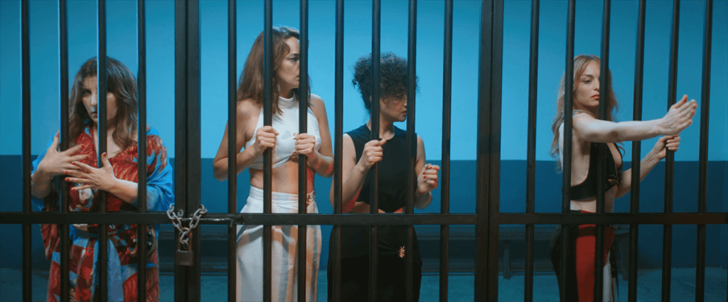 Gelin Takımı 2: Teknik Hatalarla Dolu, Eğlenceli bir Komedi