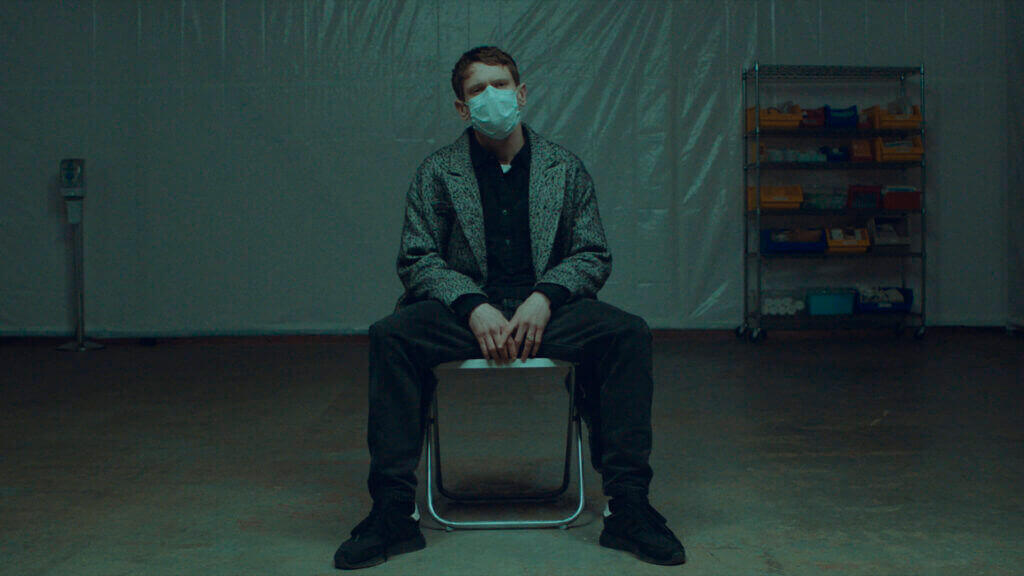 Little Fish (2020): Unutmanın Salgını, Hatırlamanın Direnişi