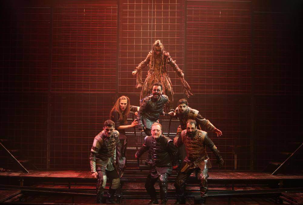 Macbeth: Sahnede Kesintisiz Karanlık Akış