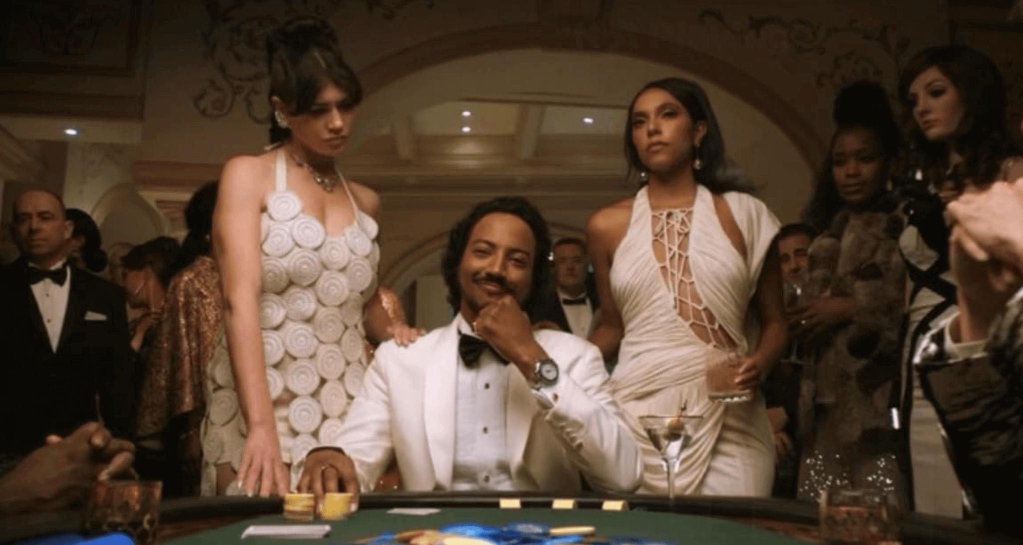 Pluribus 1. Sezon: Zorunlu Kolektif Mutluluk Distopyası