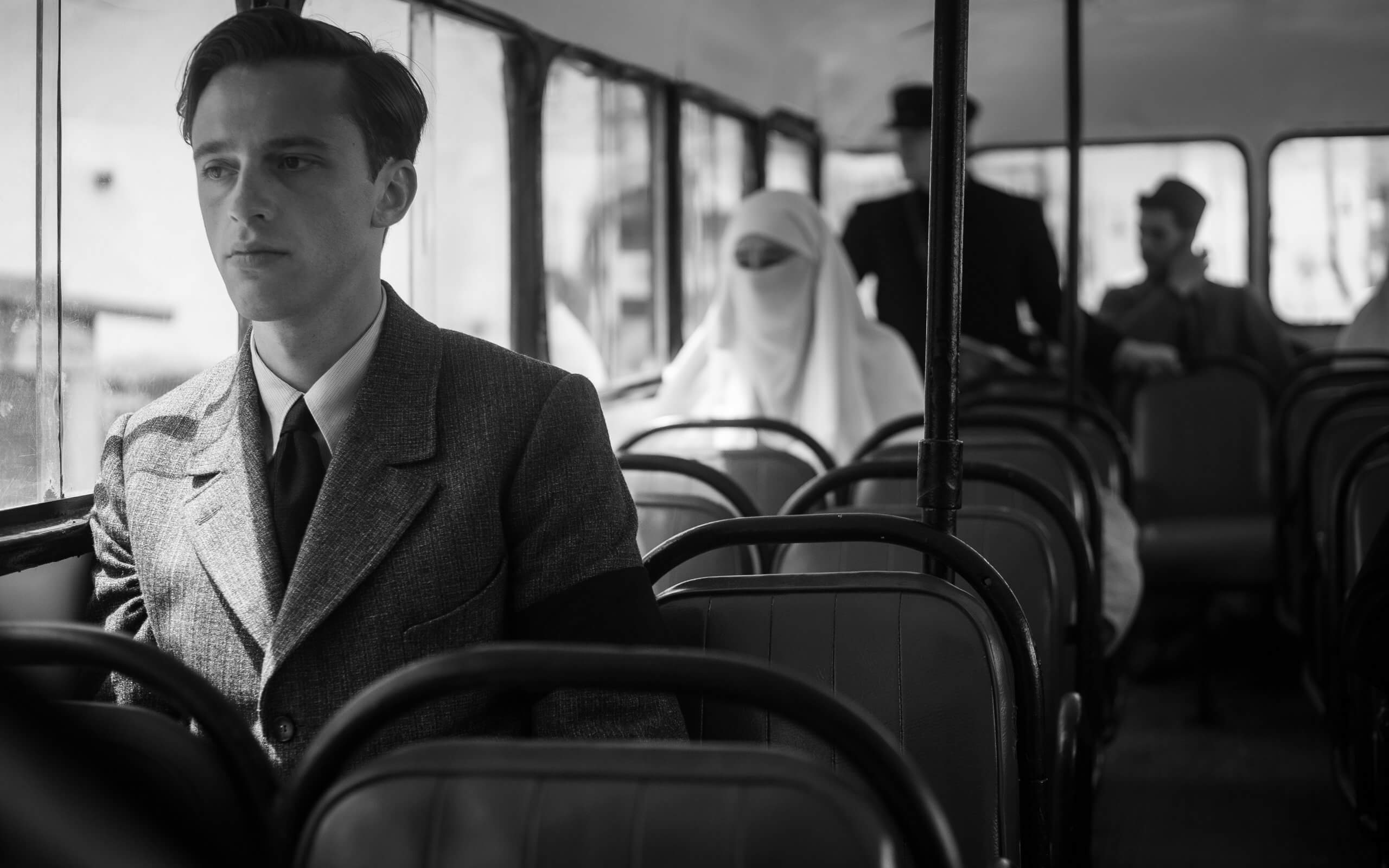 François Ozon'un The Stranger filminde Benjamin Voisin'in canlandırdığı Meursault karakteri otobüs sahnesi.