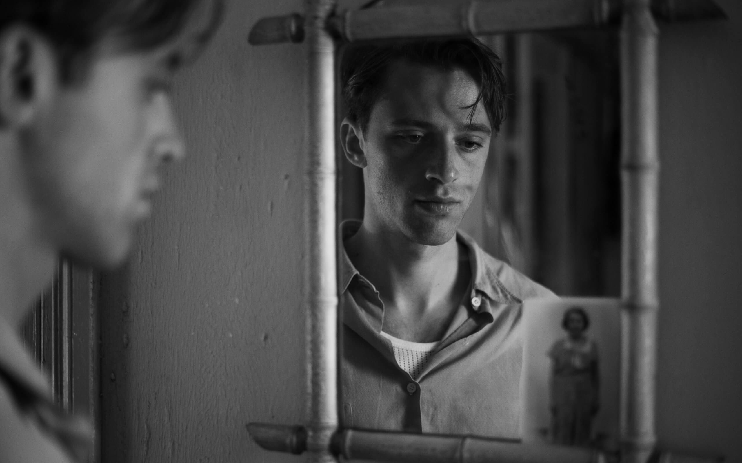 François Ozon'un The Stranger filminde Benjamin Voisin'in canlandırdığı Meursault karakteri.