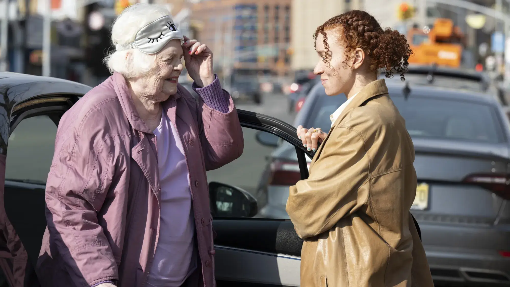 Eleanor Morgenstein (June Squibb) ve Nina (Erin Kellyman) New York sokaklarında