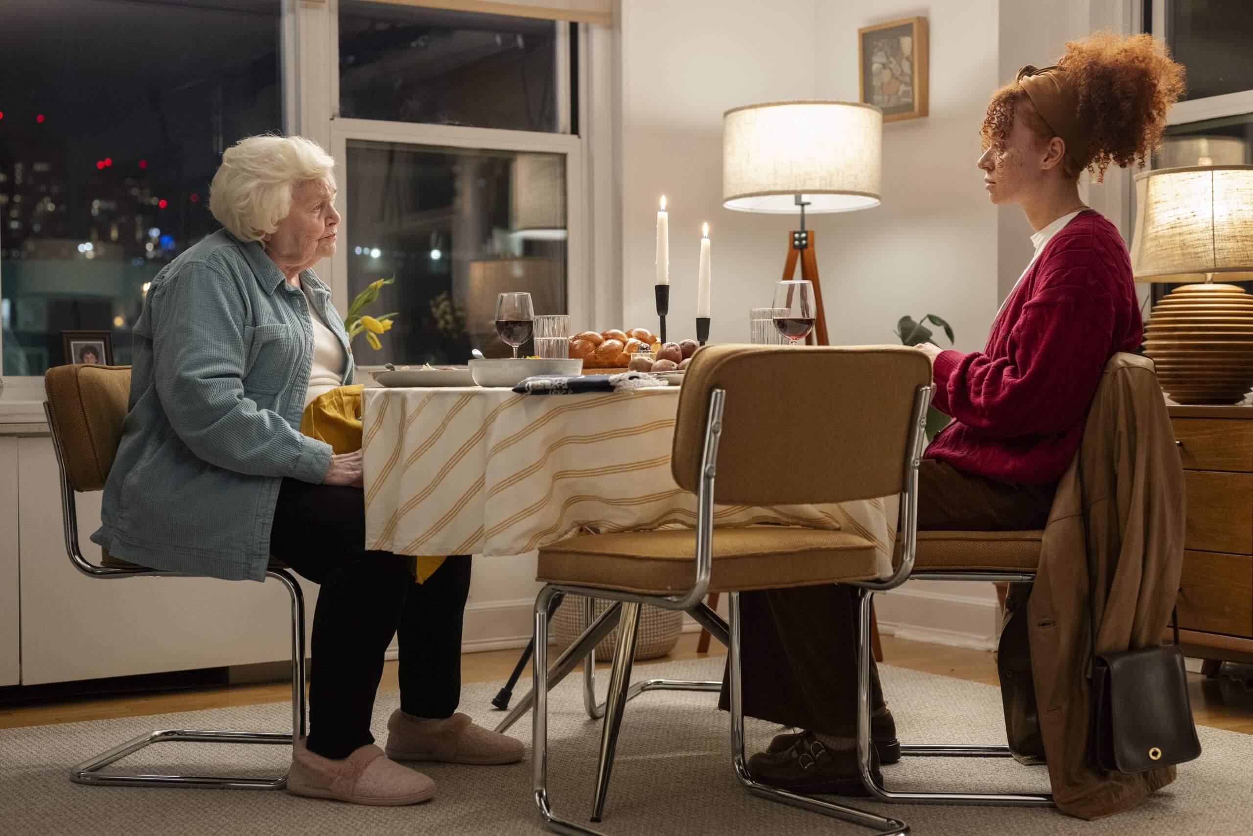 Eleanor Morgenstein (June Squibb) ve Nina (Erin Kellyman)