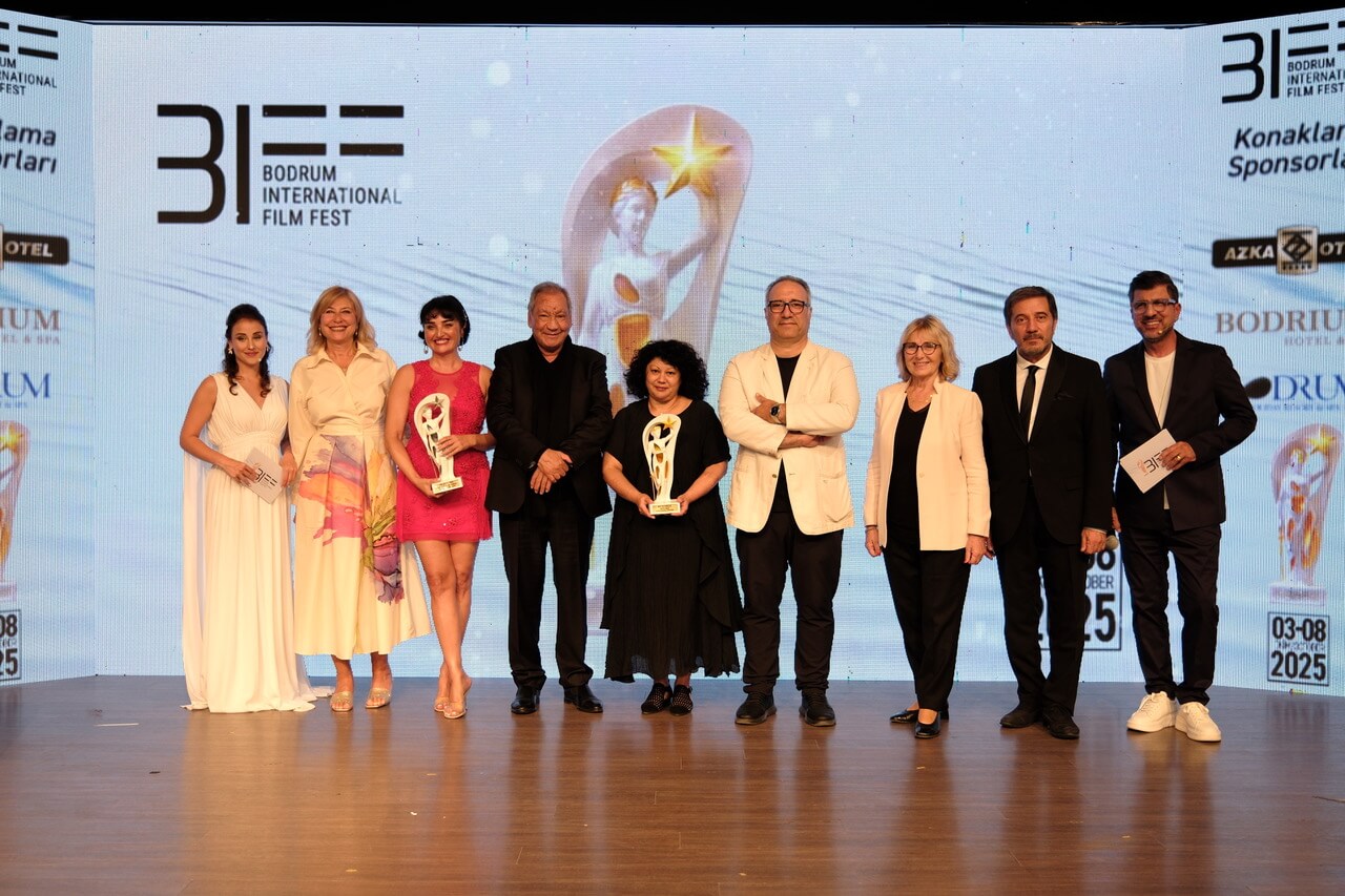 Geçtiğimiz yıl düzenlenen Bodrum Uluslararası Film Festivali ödül töreninde sahnede ödülleriyle poz veren sanatçılar ve jüri üyeleri.