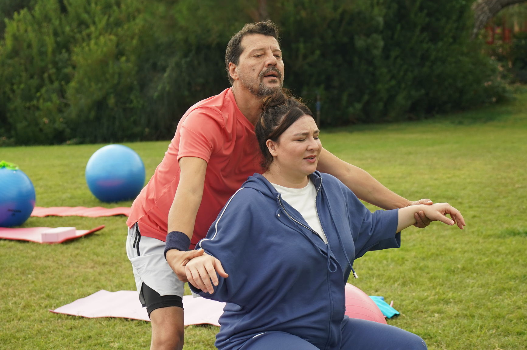 Mutluyuz mu filminden Yasemin sakallıoğlu ve ilker aksum'un karakterleri