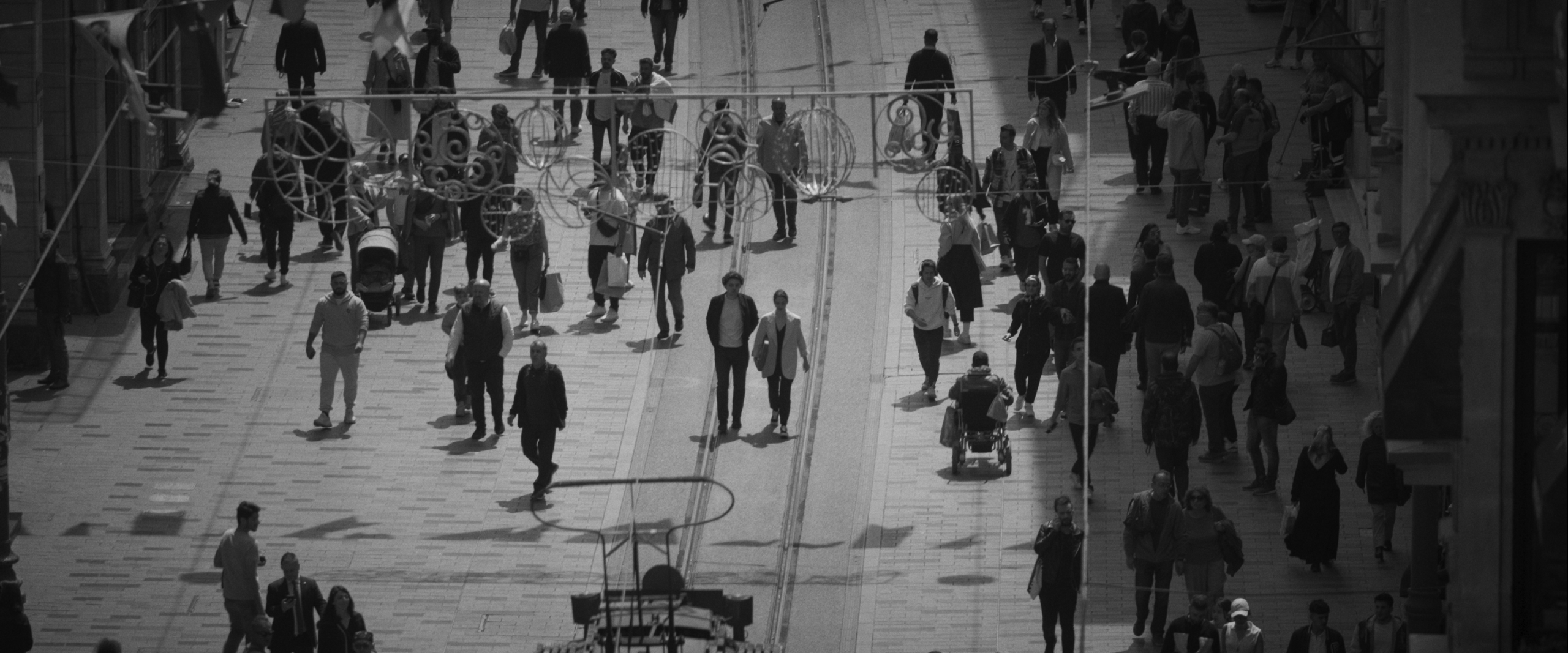 İsimsiz Eserler Mezarlığı: Sanat Piyasasına Siyah-Beyaz Bir Hiciv