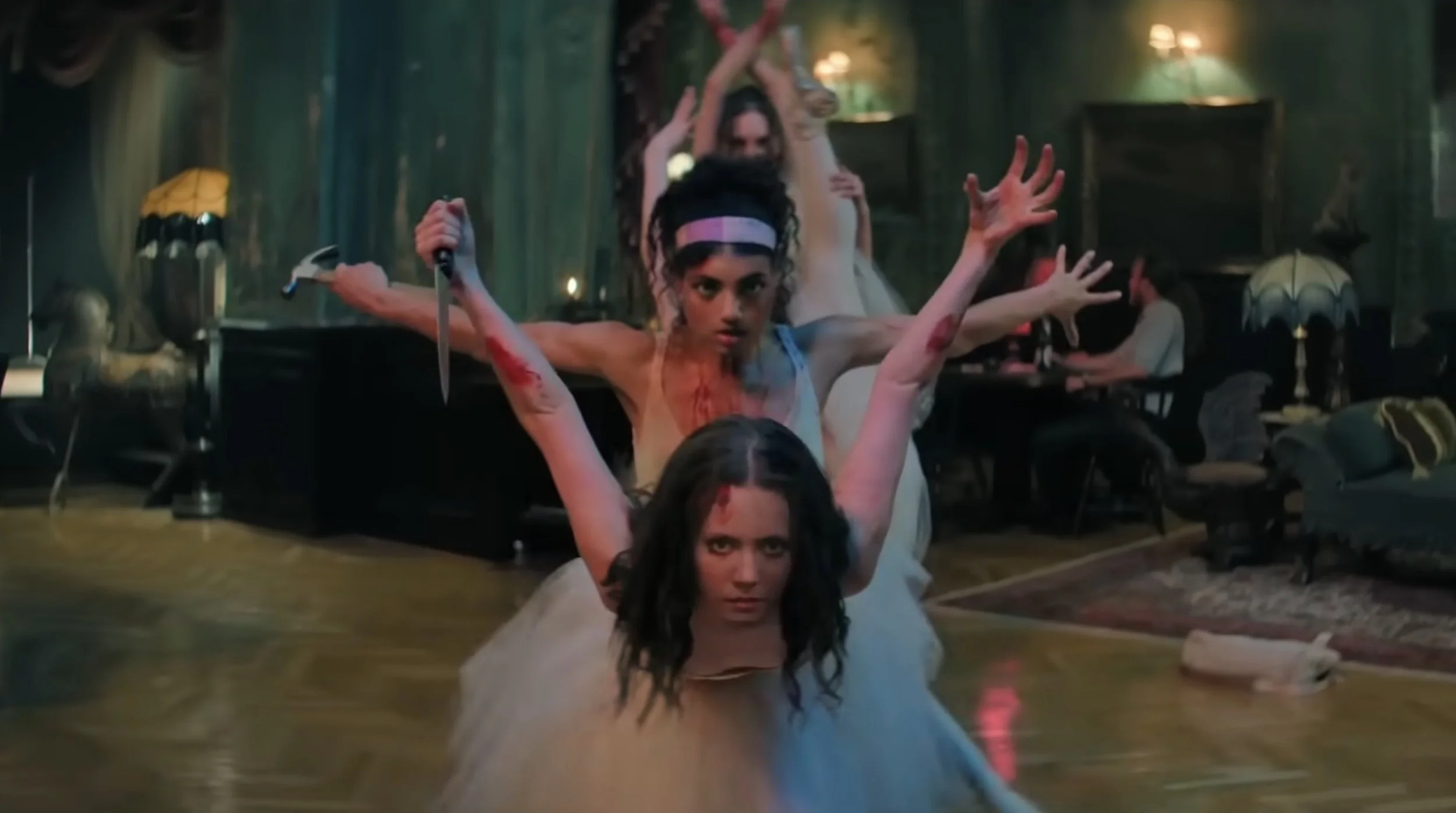 Pretty Lethal: Zarafetin Ardındaki Ölümcül Mücadele