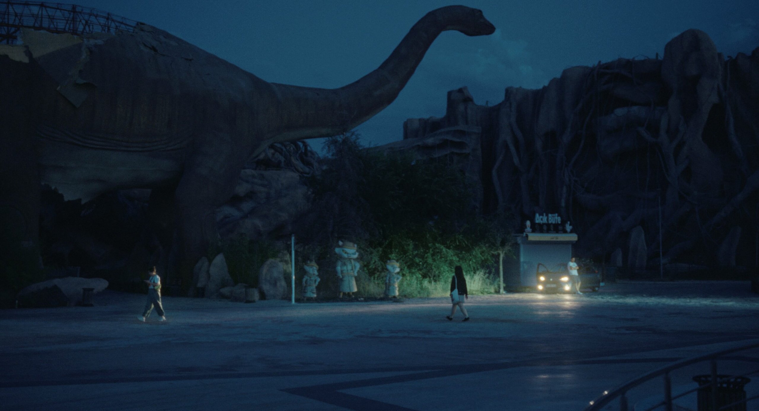 Karanlıkta Islık Çalanlar: Kendi Kabuğumuzda Yaşıyoruz