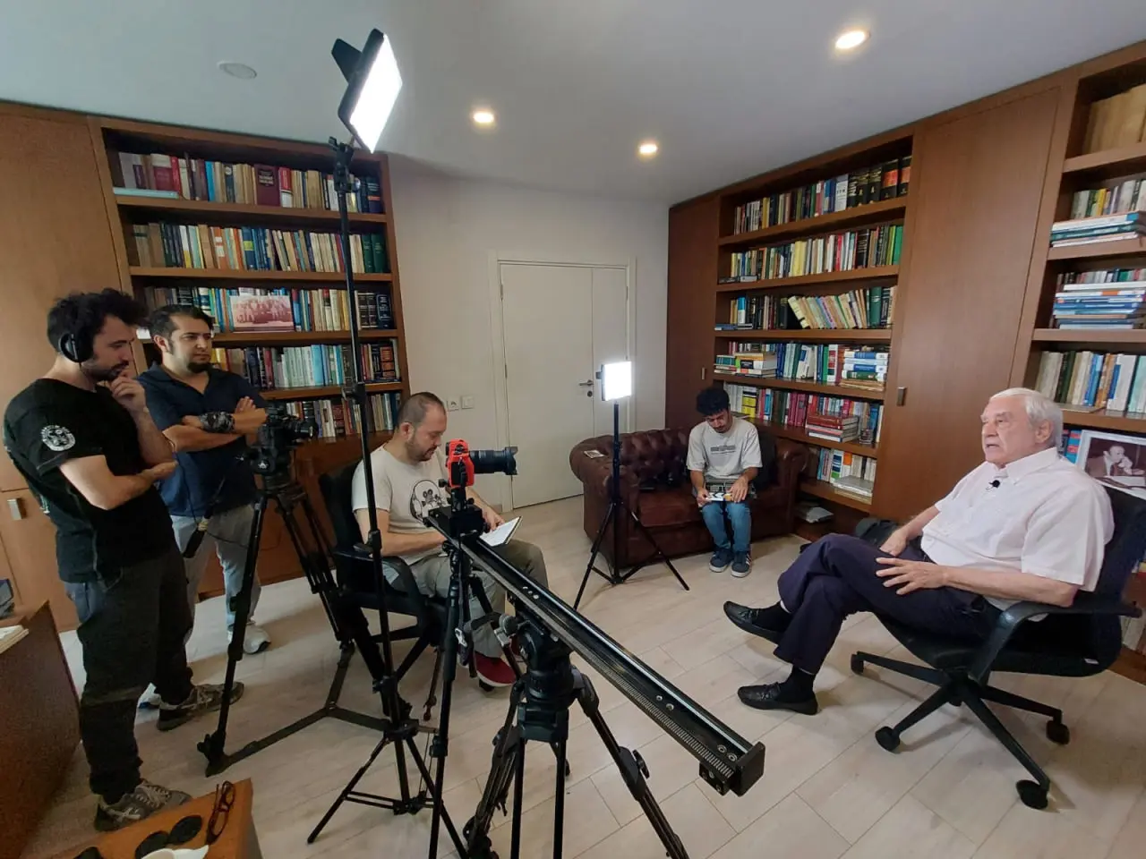 Uluğbeyler: Erol Güngör: Zamanı ve Mekânı Yapay Zekâyla Kazımak